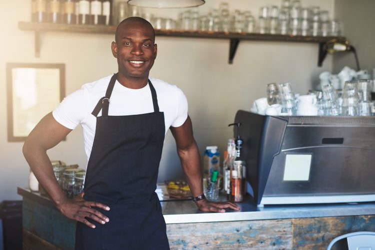 restaurateur dans son restaurant