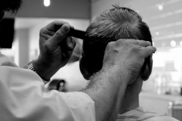 Coiffeur faisant une coupe à un homme