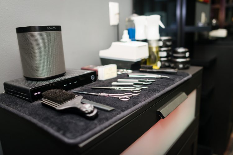 Matériel, brosse et ciseau d'un salon de coiffure