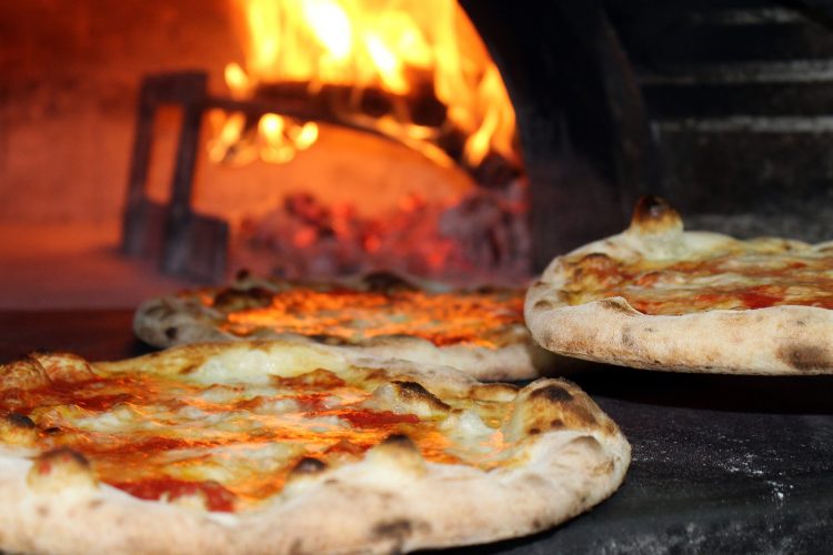 pizza dans un four à pizza