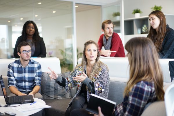 femme qui parle à d'autres personnes